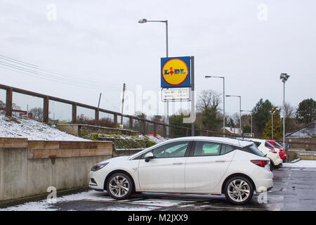 7 Février 2018 Les clients des voitures garées dans le parking du supermarché Lidl sur la route circulaire à Bangor County Down sur un jour de l'hiver terne Banque D'Images