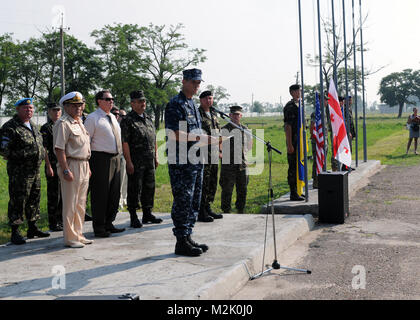 100713-N-0046R-006 SHIROKY LAN, l'Ukraine (13 juillet 2010)Daniel ÑCommodore Schebler donne la parole durant la cérémonie d'ouverture de la partie de la composante terrestre de la brise marine 2010 à la base d'entraînement de l'Ukrainien à Shiroky Lan. Brise de mer est un exercice maritime annuel dans la Mer Noire l'accent sur l'amélioration de capacités de sécurité maritime. Brise de mer est le plus grand exercice cette année dans la mer Noire, dont 20 navires, 13 avions et plus de 1 600 militaires de l'Azerbaïdjan, de l'Autriche, la Belgique, le Danemark, la Géorgie, l'Allemagne, la Grèce, la Moldova, Suède, Turquie, Ukraine et Etats-Unis. (U.S. Le ph de la marine Banque D'Images