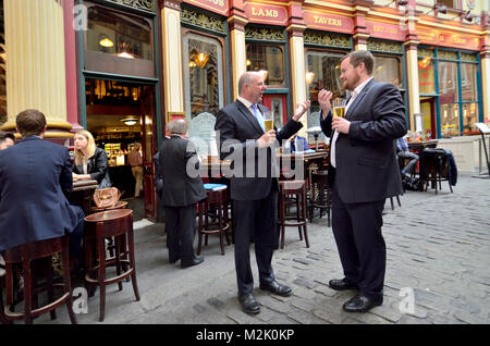 Londres, Angleterre, Royaume-Uni. Les hommes d'avoir un déjeuner verre dans Leadenhall Market Banque D'Images