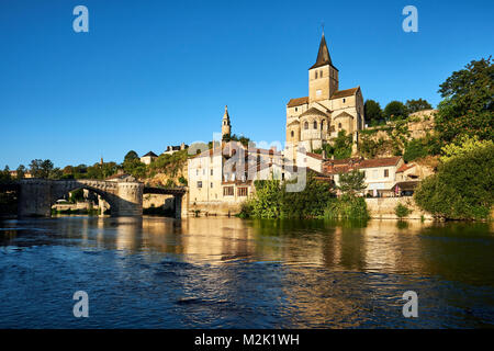 Montmorillon, connue comme la "ville des livres et l'écriture", est une ville charmante située des deux côtés de la rivière Gartempe, dans le centre ouest de la France Banque D'Images