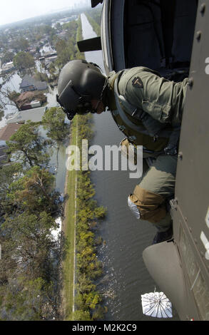 Le Sgt. Eduardo Villarreal, 149e Bataillon de soutien à l'Aviation, Texas Army National Guard, guide le pilote d'un UH-60 en position d'abandonner une élingue-charge, le 10 septembre 2005. Le 149e est le transport aérien stratégique et la suppression des groupes de rock et de sable à la pause dans la 17th Street Canal, qui s'est effondré lorsque l'ouragan Katrina à La Nouvelle-Orléans, Louisiane (États-Unis Air Force photo par le Sgt. Scott Reed) 050910-F-4884R-034 par la Garde nationale de la Louisiane Banque D'Images