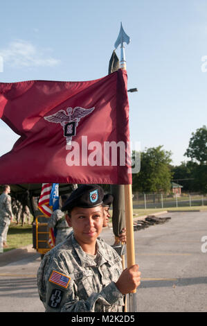 La CPS. Brenda Lopez, une armée et les hygiénistes dentaires originaire de Dallas, Texas s'accroche aux guidon de la 965th Société dentaire comme un hélicoptère Blackhawk UH-60 à proximité des terres. Lopez participe à sa première cérémonie officielle en tant que réserviste de l'armée. Maintenir le guidon par 807MCDS Banque D'Images