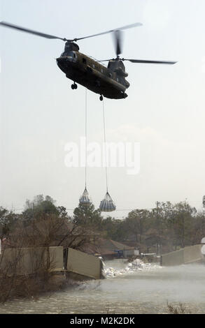 Un CH-47 se met en position d'abandonner un porte-charge à la rupture dans la 17th Street Canal, 10 septembre 2005. Le 149e Bataillon de soutien à l'Aviation, Texas Army National Guard est le transport aérien stratégique et la suppression des groupes de rock et de sable à la pause dans la 17th Street Canal, qui s'est effondré lorsque l'ouragan Katrina à La Nouvelle-Orléans, Louisiane (États-Unis Air Force photo par le Sgt. Scott Reed) 050910-F-4884R-074 par la Garde nationale de la Louisiane Banque D'Images