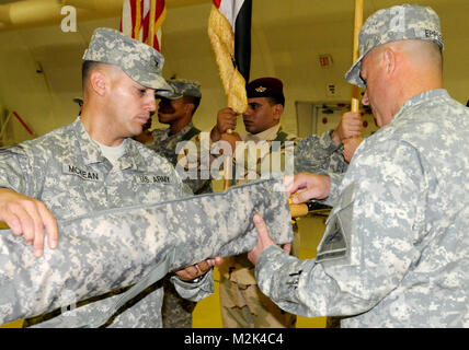 Uncasing «SITE D'EXPLOITATION D'URGENCE DES HIGHLANDERS MAREZ, Iraq - Le Colonel Scott McKean, (à gauche), et le sergent commande. Le major Thomas Eppler, l'équipe de commandement, 4e Brigade d'aider et de conseiller, 1re Division blindée, uncase la brigade de couleurs en cours d'une cérémonie de transfert d'Autorité le 4 septembre 2011, au site d'exploitation d'urgence, l'Irak. Marez "Highlanders" a assumé la responsabilité de l'opération aube nouvelle mission dans la province de Ninewa de 4e, 1re division de cavalerie AAB (U.S. Photo de l'armée par la CPS. Brandon A. Bednarek, 4e AAB PAO, 1st Armored Division (Nord) Uncasing - USD u2018Highlanders u2019 par les forces des États-Unis - IRA Banque D'Images