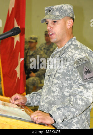 'Avec succès d'honneur' site d'exploitation, de l'Iraq MAREZ - Le Colonel Scott McKean, commandant, 4e Brigade d'aider et de conseiller, 1re Division blindée, adresse la parole à des États-Unis et les généraux irakiens, et invités lors d'une cérémonie de transfert d'Autorité le 4 septembre 2011, au site d'exploitation d'urgence, l'Irak. Marez "Highlanders" a assumé la responsabilité de l'opération aube nouvelle mission dans la province de Ninewa de 4e, 1re division de cavalerie AAB (U.S. Photo de l'armée par la CPS. Brandon A. Bednarek, 4e AAB PAO, 1st Armored Division (Nord) - USD u2018Succès avec honneur u2019 par United States Forces - Iraq (inactif) Banque D'Images