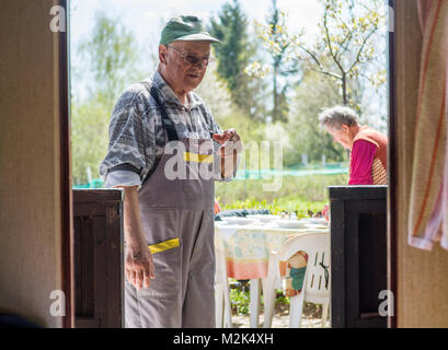 Un homme âgé à la recherche dans une cabine. Banque D'Images