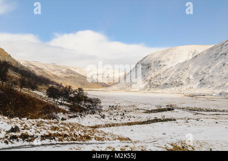 Vue de la partie supérieure de la vallée au-dessous de la Findhorn couvertes de neige des montagnes Monadhliath à Inverness-shire, en Écosse. Mars. Banque D'Images