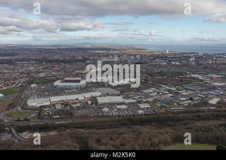 Une vue aérienne de l'horizon de la capitale galloise Cardiff avec le canal de Bristol visible au-delà Banque D'Images