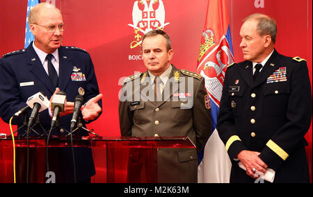 Chef du Bureau de la Garde nationale Le Général Craig R. McKinley (à gauche), le Serbe Chef de l'état-major général des Forces armées Le Général Miloje Miletić et adtujant général de l'Ohio, le général Gregory Wayt Serbie adresse médias lors d'une conférence de presse à Belgrade, Serbie, vendredi, 10 Septembre, 2010. McKinley, Milotec et Wayt se réunissent pour discuter de l'avenir de l'état de la Garde nationale de l'Ohio Programme de partenariat avec la Serbie et la façon dont elle soit élargie et améliorée. La Garde nationale de l'Ohio (photo par le Sgt. Sean Mathis) (1992) Conférence de presse de la Garde nationale de l'Ohio Banque D'Images