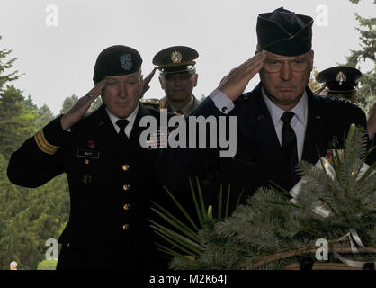 Air Force Le général Craig McKinley, droite, le chef de la Garde Nationale, du Bureau et de l'armée, le général Gregory Wayt, à gauche, à l'adjudant général de la Garde nationale de l'Ohio, d'une gerbe au Monument aux héros inconnu sur le Mont Avala en Serbie le 11 septembre 2010. "Il est particulièrement poignant aujourd'hui, à l'anniversaire du 11 septembre 2001, lorsque notre pays a été attaqué, que je remercie le symboliquement militaire serbe pour leur soutien aux Etats-Unis dans la Première Guerre mondiale et la seconde guerre mondiale," a déclaré M. McKinley. La Serbie et de l'Ohio sont couplés dans le cadre du Programme de partenariat de l'état de la Garde nationale. (U.S. Photo de l'armée par le personnel s Banque D'Images