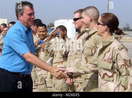 Floride Gov. Jeb Bush salue des Tech. Le Sgt. Valeria Lloyd, 447e groupe expéditionnaire de la contrôleur de poste de commandement, à la base aérienne de Sather, l'Iraq, le 16 avril. Le gouverneur Bush, le président George W. Bush, frère et Gov. Joe Manchin de West Virginia, Gov. De l'Iowa Tom Vilsack et Gov. Mitch Daniels, de l'Indiana a visité les troupes en déploiement en Iraq au cours du week-end de Pâques. (U.S. Photo de l'Armée de l'air par le Lieutenant-colonel Craig Berlette) visite VIP par United States Forces - Iraq (inactif) Banque D'Images