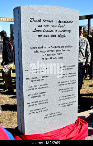 FORT HOOD, Texas -- La pierre commémorative pour les victimes de la région de Fort Hood, au Texas, le tir est dévoilée le 5 novembre 2010. Les noms de cinq membres de la 807ème MDSC sont immortalisées sur le monolithe, qui était placé dans un bosquet de chênes dans le jardin commémoratif derrière le siège du 3 Corps à Fort Hood. (Photo par le Major Matt Laurent, 807ème Affaires publiques MDSC) 110510-A-3373G-014 par 807MCDS Banque D'Images