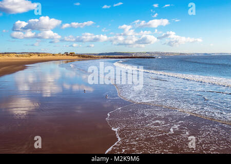 Porthcawl Sandy Bay sur une journée d'hiver ensoleillée, dans le sud du Pays de Galles Banque D'Images