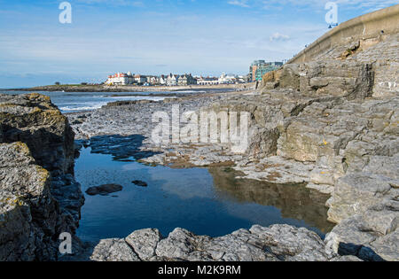 Porthcawl vu de la plage entre les rochers sur la côte sud du Pays de Galles Banque D'Images