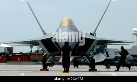 F-22A Raptor de l'équipe de démonstration de la maintenance des aéronefs se préparent à lancer le Maj Paul 'Max' Moga, le premier F-22A Raptor pilote de l'équipe de démonstration, le 13 juillet 2007. (Photo/Senior Airman Christopher L. Ingersoll) 070713-F-8820J-124 par AirmanMagazine Banque D'Images