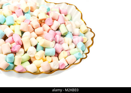 Sweet mini guimauves colorés savoureux sur blanc Banque D'Images