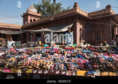 Des chaussures pour la vente dans le bazar de Jodhpur, Rajasthan, India Banque D'Images