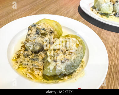 Plat de cuisine lituanienne.Ceppelins avec de la sauce de pommes de terre Banque D'Images