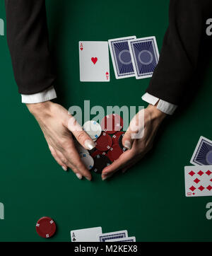 Vue de dessus d'une table de poker en cours de jeu. Jetons et cartes sur table. Banque D'Images