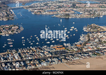 Vue aérienne de Balboa Bay bateaux et maisons au scenic Newport Beach en Californie. Banque D'Images