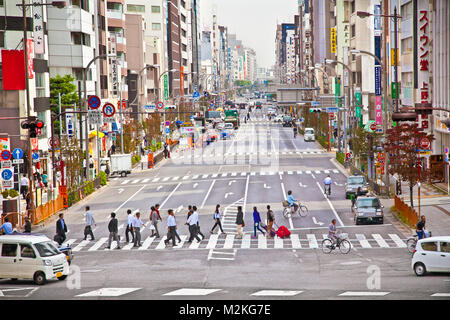 TOKYO, JAPON - 27 octobre 2014 : les gens marcher dans le quartier d'Asakusa à Tokyo, Japon. Banque D'Images