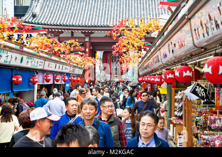 TOKYO, JAPON - octobre 27,2014 : Rue Commerçante Nakamise à Asakusa, Tokyo. L'occupé arcade relie le Temple Senso-ji à c'est extra-gate Kaminarimon, Banque D'Images