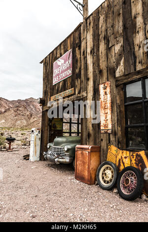 NELSON , USA - 10 juin : Rusty old vintage voiture dans garage mécanicien abandonnés Nelson Nevada ville fantôme le 10 Juin ,2015 Banque D'Images