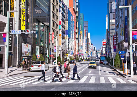 TOKYO - OKTOBER 28, 2014 : quartier commerçant de Ginza sur Oktober 28, 2014 à Tokyo, Japon. Ginza s'étend sur 2,4 km et est l'un des plus connu s Banque D'Images