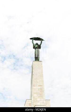 La Statue de la liberté s'asseoir en haut de la colline Gellert, sur le côté Buda de Budapest, Hongrie. Aussi connu comme la Statue de la liberté. Banque D'Images