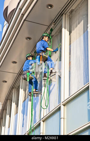 TOKYO, JAPON- OKTOBER 28, 2014 : Les travailleurs nettoyage windows service sur un bâtiment sur Octobre 28, 2014. à Tokyo, Japon. Banque D'Images