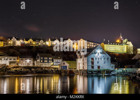 Ålesund, NORVÈGE Janvier 05, 2018- : Oluf Holm, le Musée de la pêche à Alesund par nuit. C'est un port de mer, et est réputé pour sa concentration d'Art Aucune Banque D'Images