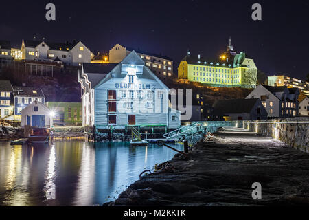 Ålesund, NORVÈGE Janvier 05, 2018- : Oluf Holm, le Musée de la pêche à Alesund par nuit. C'est un port de mer, et est réputé pour sa concentration d'Art Aucune Banque D'Images