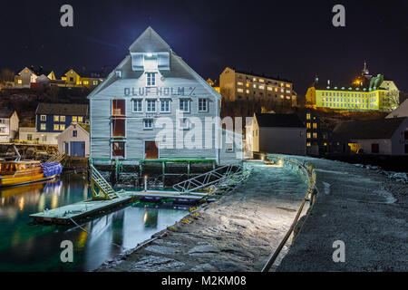 Ålesund, NORVÈGE Janvier 05, 2018- : Oluf Holm, le Musée de la pêche à Alesund par nuit. C'est un port de mer, et est réputé pour sa concentration d'Art Aucune Banque D'Images