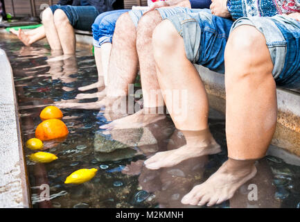 Le trempage des pieds à une source d'eau chaude en plein air musée de plein air d'Hakone. Le Japon. Hakone Open Air Museum ouvert en 1969 est le premier musée d'art en plein air en jap Banque D'Images