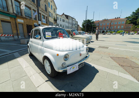 Gorizia, Italie Mai 22,2016:Photo d'une Fiat 500 Club Isonzo réunion. La Fiat 500 (Cinquecento:italien), est une voiture qui a été produite par l'italien Banque D'Images