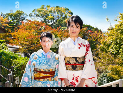 KYOTO - OCT 24,2014 : Deux japonaises kimono traditionnelle avec parc à l'automne sur Mai 24, 2014, Kyoto, Japon. Affichage de l'automne feuillage est un passé culturel Banque D'Images