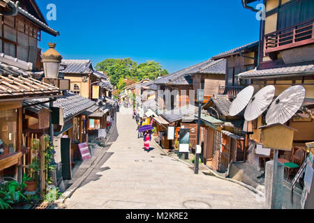 Les touristes sont la marche sur le quartier de Gion à Kyoto, au Japon. Banque D'Images