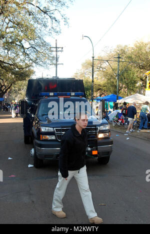 La Nouvelle-Orléans, Louisiane -- Le personnel de l'Armée de Sgt. Stacy A. Groves, permet de guider un véhicule appartenant à la 62e équipe de soutien civil (armes de destruction massive) qu'il balaie un défilé de Mardi Gras, le mardi, 24 février 2009, pour l'inconnue ou suspecte de sources de rayonnements. La 62e est conçu pour augmenter les capacités de réponse au terrorisme dans des événements ou soupçonnées de faire participer les armes de destruction massive. (Photo prise par le sergent de l'armée. 1re classe Paul Meeker, 241e Détachement des affaires publiques mobiles) 090224-A-9227M-002 par la Garde nationale de la Louisiane Banque D'Images