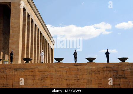 Militaires turcs montent la garde et donnent sur Anitkabir, un mémorial et le mausolée à Ankara, Turquie, honorant Mustafa Kemal Atatürk, le fondateur de la République de Turquie. Au cours d'une visite au Mémorial le 19 juillet 2010, chef de la Force aérienne, le Général Norton Schwartz et son épouse Suzie a participé à une cérémonie de dépôt ainsi que des aviateurs canadiens en poste à Ankara. La cérémonie a été le premier événement au cours du général Schwartz plusieurs jours en visite en Turquie. (U.S. Air Force photo/Senior Airman Ashley Wood) Turkish servicemembers montent la garde sur un mémoire par l'EUCOM Banque D'Images