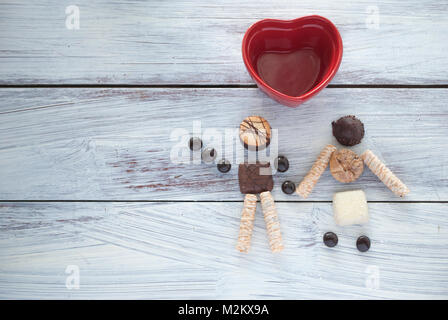 Couple marche faite avec des cookies au chocolat. Forme de cœur en céramique. Concept d'amitié, amour, mariage, lune de miel, party, fête, saint valentin Banque D'Images