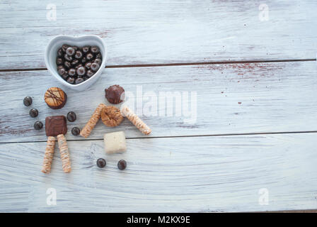 Couple marche faite avec des cookies au chocolat. Forme de cœur en céramique. Concept d'amitié, amour, mariage, lune de miel, party, fête, saint valentin Banque D'Images