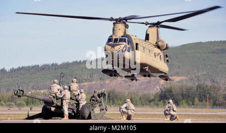 Les soldats de la Batterie B, 2e Bataillon, 8e Régiment d'artillerie de préparer un obusier M-777 d'être connecté à un hélicoptère CH-47 Chinook afin de le transporter à un champ sont la formation. Le transport de matériel et de personnel font partie d'un exercice d'entraînement 2-8 FA mène 5-9 août. (Photo gracieuseté de 2-8 FA) 25-1 par 1 Stryker Brigade Combat Team loup arctique Banque D'Images