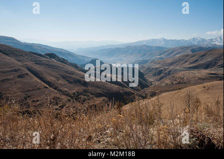 Vue sur le Selim passent à proximité le caravansérail de Orbelian dans la province de Vayots Dzor en Arménie. Banque D'Images