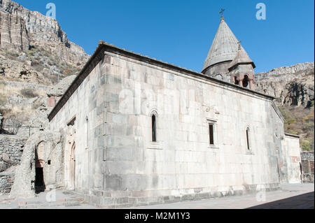 Vue sur le complexe principal du monastère de Gherart est partiellement creusée dans la montagne adjacente au milieu des falaises. Banque D'Images