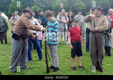 Michael T. McFadden et Lee R. Chesney, tous deux historiens, aider Jonathan D. Mansfield et Ethan E. Burke dans le chargement après la guerre-froide rifles pendant la révolution du Texas et la guerre civile de démonstration d'armes à l'American Heroes Célébration sur Camp Mabry. (U.S. Des cadets de l'Armée Photo par Barnes Mobile 100e Détachement des affaires publiques) 20100417-A-4270B-06 par Texas Département militaire Banque D'Images