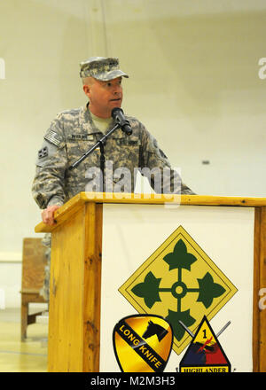 CG parle. SITE D'EXPLOITATION D'URGENCE MAREZ, Irak - Le Général David Perkins, commandant général de la Division des États-Unis et du Nord - 4e Division d'infanterie, parle au cours d'une cérémonie de transfert d'autorité au site d'exploitation d'urgence Marez, le 4 septembre 2011. Soldats affectés à la 4e Brigade d'aider et de conseiller, Division de cavalerie transféré l'autorisation d'AAB 4ème, 1er Armor Division, après une année de déploiement dans le cadre de l'opération nouvelle aube. (U.S. Photo de l'armée par la CPS. Angel Turner, 4e AAB PAO, 1st Cav. Div., USD - Nord) CG parle. par United States Forces - Iraq (inactif) Banque D'Images