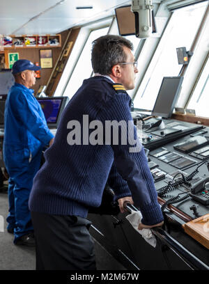 L'équipage du navire sur le pont du navire à passagers à l'aventurier de l'océan ; transporte les skieurs alpinisme à l'Antarctique Banque D'Images