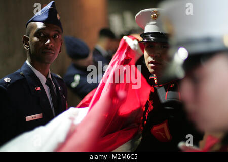 Les Marines, marins, aviateurs, soldats et cadets de West Point attendre avec un grand champ grand drapeau américain avant le premier match de la Série mondiale au Yankee Stadium, NEW YORK, 28 octobre. Les membres du service déployé un drapeau dans le champ extérieur pour les soldats blessés et rejoint un United States Military Academy de West Point color guard dans le cadre d'une cérémonie en l'honneur des anciens combattants militaires. Marine Corps officiel (photo par le Sgt. Randall A. Clinton) 091028-M-4003C-097 par NYCMarines Banque D'Images