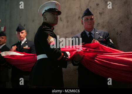 Les Marines, marins, aviateurs, soldats et cadets de West Point attendre avec un grand champ grand drapeau américain avant le premier match de la Série mondiale au Yankee Stadium, NEW YORK, 28 octobre. Les membres du service déployé un drapeau dans le champ extérieur pour les soldats blessés et rejoint un United States Military Academy de West Point color guard dans le cadre d'une cérémonie en l'honneur des anciens combattants militaires. Marine Corps officiel (photo par le Sgt. Randall A. Clinton) 091028-M-4003C-113 par NYCMarines Banque D'Images