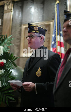 Membre de l'American Legion post 754 parle en face de la World War II Memorial à l'intérieur du New York Athletic Club lors de leur célébration de la Journée des anciens combattants, le 11 novembre. Le club est l'un des plus anciens postes de la Légion américaine dans le pays et a récemment célébré leur 90e anniversaire. Chaque année, la Journée des anciens combattants pour qu'ils mettent des couronnes à une guerre mondiale et monument commémoratif de la Première Guerre mondiale à l'intérieur du bâtiment. Marine Corps officiel (photo par le Sgt. Randall A. Clinton) 091111-M-4003C-013 par NYCMarines Banque D'Images